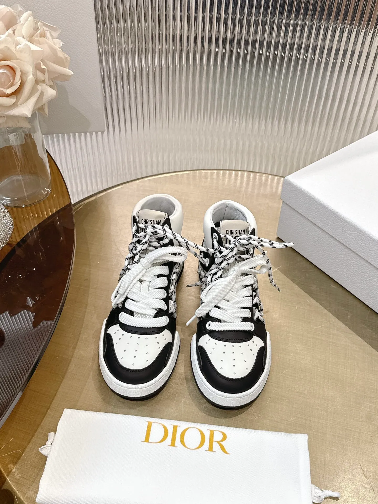 👟👟Ex-factory price 740👟👟 (Top version) Couple model Dior, C’est 25 new college style casual fashion high-top sneakers, showing eye-catching and fashionable style. Carefully crafted, the hollow design on the side of the upper is super fashionable, and the details also add a touch of elegance. The lightweight two-tone sole offers exceptional comfort and sporty style. Can add a stylish touch to any casual look. The tongue and sole are decorated with the Christian Paris logo, and the cowhide design is styled. Women's size 35-44